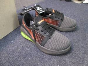 lot 321 image: Youth Size 13 Shaq Lightweight Athl...