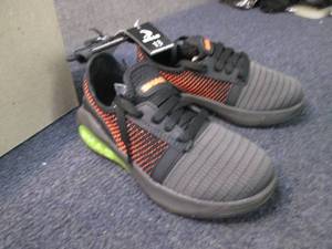 lot 322 image: Youth Size 13 Shaq Lightweight Athl...