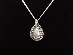 .925 Sterling Silver Art Nouveau Jade Cabochon Half Ribbon Pendant Necklace