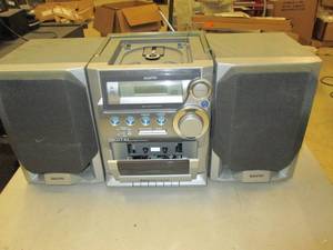 sanyo radio powers on missing cd co...