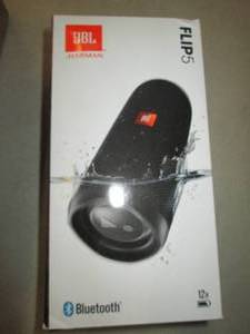 JBL flip 5 powers on ...