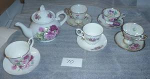 Very pretty china teapot and 5 cups and saucers