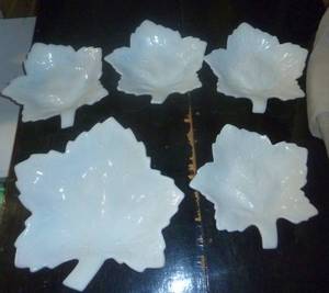 Set of milk glass plates shaped like a leaf, one larger plate and 4 smaller, all in good condition, no chips, breaks