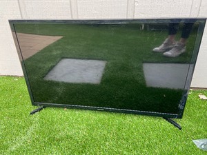32 Samsung TV w Remote & Cords