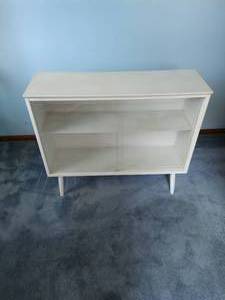 lot 104 image: White Display Shelf