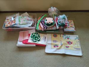 lot 135 image: Collection of seasonal craft items