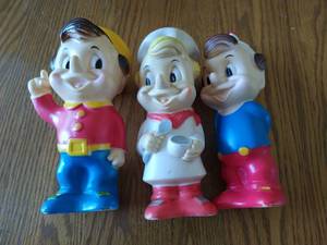 lot 149 image: Set of three Kellogg brand  vintage toys