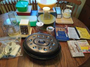 lot 153 image: Kitchen items