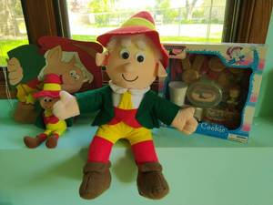 lot 160 image: Keebler elf set