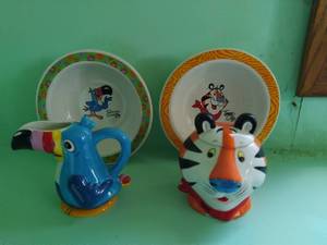 lot 163 image: Ceramic Tony the Tiger and Tucan Sam Sugar and Creamer Set