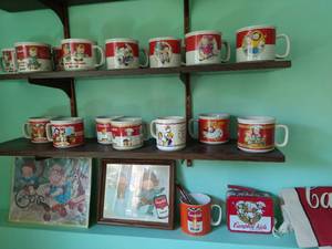 lot 171 image: Campbells Soup  Mugs and misc dcor