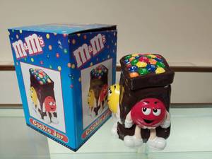 lot 5 image: M&Ms Cookie Jar