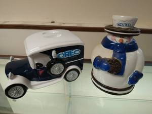 lot 10 image: Two Oreo Cookie Jars