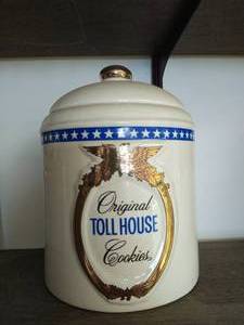 lot 18 image: Nestle Toll House Cookie Jar
