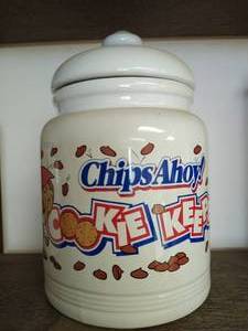 lot 19 image: Chips Ahoy Cookie Jar