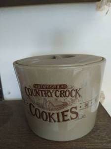 lot 21 image: Country Crock Cookie Jar