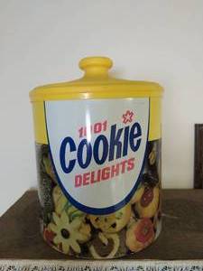 lot 25 image: 1001 Cookie Delights Cookie Jar