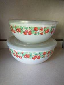 lot 253 image: Two Nesting Metal Mixing Bowls with plastic lids
