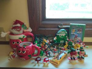 lot 218 image: Collection of M&M Christmas Items