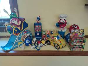 lot 222 image: Collection of M&M Items