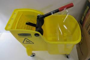 lot 564 image: Rubbermaid Wavebrake 35 Qt. Mop Bucket with Wringer