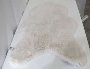 lot 533 image: Mon Chateau Luxury Collection 36 In X 25 In Luxe White Faux Fur Rug