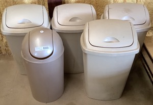 lot 189 image: 5 Garbage Cans