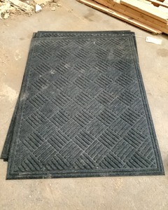 lot 190 image: 3 Utility Mats