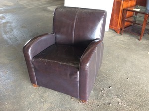 lot 206 image: Vinyl Waiting Room Chairs