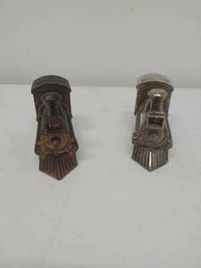 lot 7 image: Two Metal Train Banks