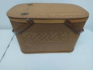lot 18 image: Hawkeye Hamper By Burlington Basket Co.
