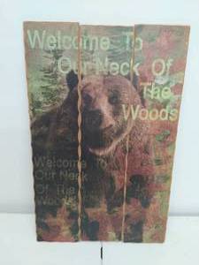 lot 28 image: Wood Wall Dcor Bear Art