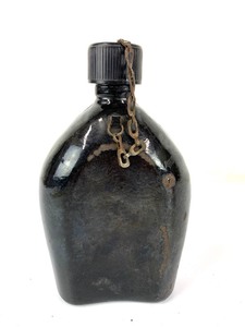 lot 26 image: Orig WW2 Black Enamel Canteen