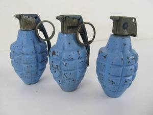 lot 41 image: 3 Vintage Inert M228 Army Training Grenades