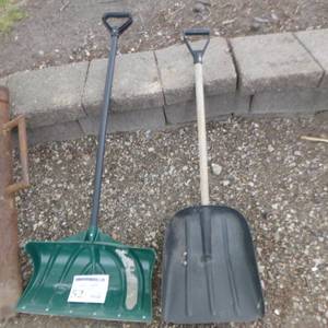 lot 52 image: Lot of (3) Yard Tools  with Snow Shovel, Scoop Shovel, Post Hole Driver