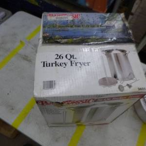 lot 182 image: Bayou Classic Turkey Fryer 26 Quart (in box)