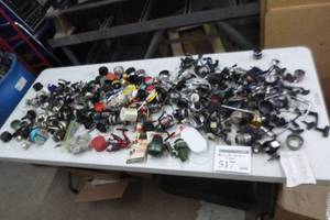 lot 517 image: Lot of Fishing Reels (for parts and repair)