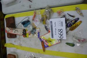 lot 668 image: Lot of Vintage Fishing Tackle