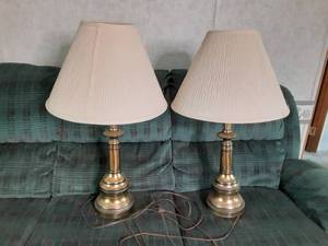 lot 5 image: (2) Table Lamps...