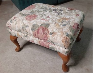 lot 8 image: Wood Sturdy Foot Stool (24 X 19 X...