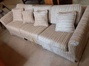 lot 42 image: Vintage Pull Out Couch Good Shape (81 X 35 X 25) Buyer Responisible For Removal