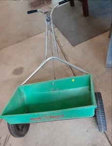 lot 45 image: Red Devil Lawn Spreader...