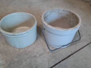 lot 86 image: (2) Small Crocks, one with Handle ...