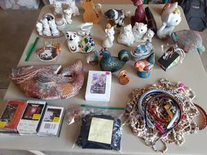 lot 113 image: Home Dcor, Cassettes, Jewelry...