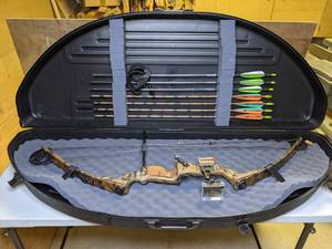 lot 659 image: Parker Compound Bow with Arrows and Hard Case