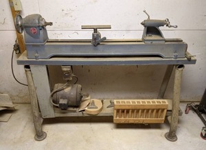 lot 6 image: Vintage Delta Wood Lathe