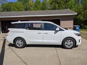 lot 1 image: 2016 Kia Sedona LX w 66K Miles