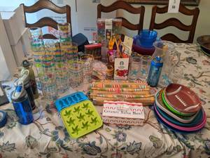 lot 136 image: Lot of Summertime Outdoor Entertaining Items