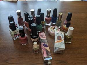 lot 104 image: Nail Polish, Gel Manicure Kit & Leopard Print Bag
