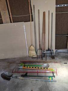 lot 86 image: Lot of Long Handled Garden Implements